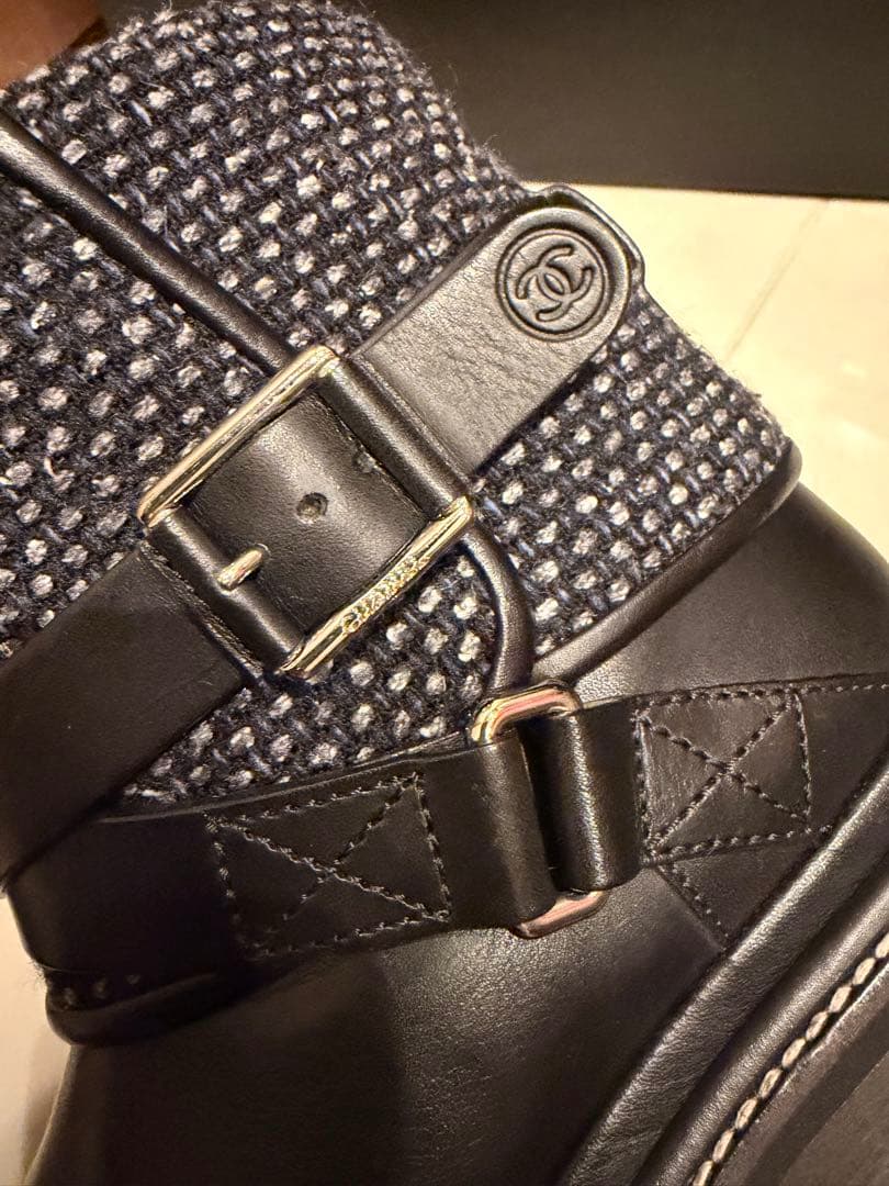 CHANEL エンジニアバックル付きブーツ ブラック/グレー
