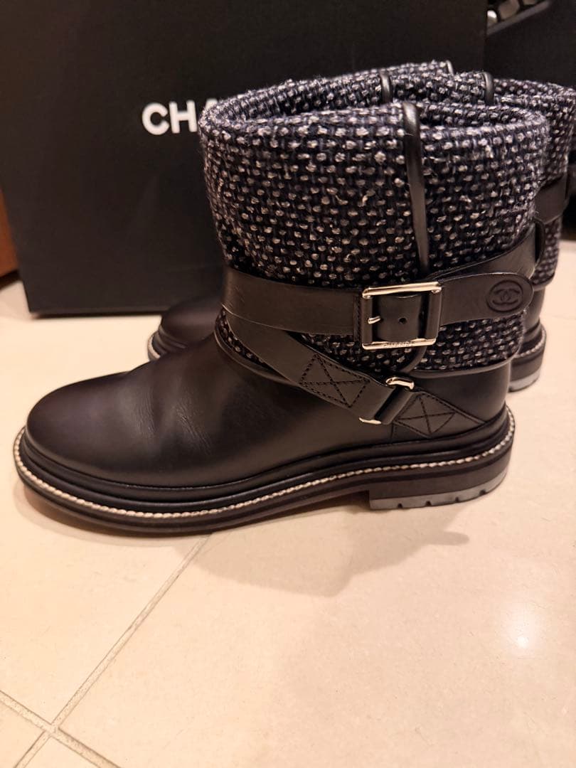 CHANEL エンジニアバックル付きブーツ ブラック/グレー