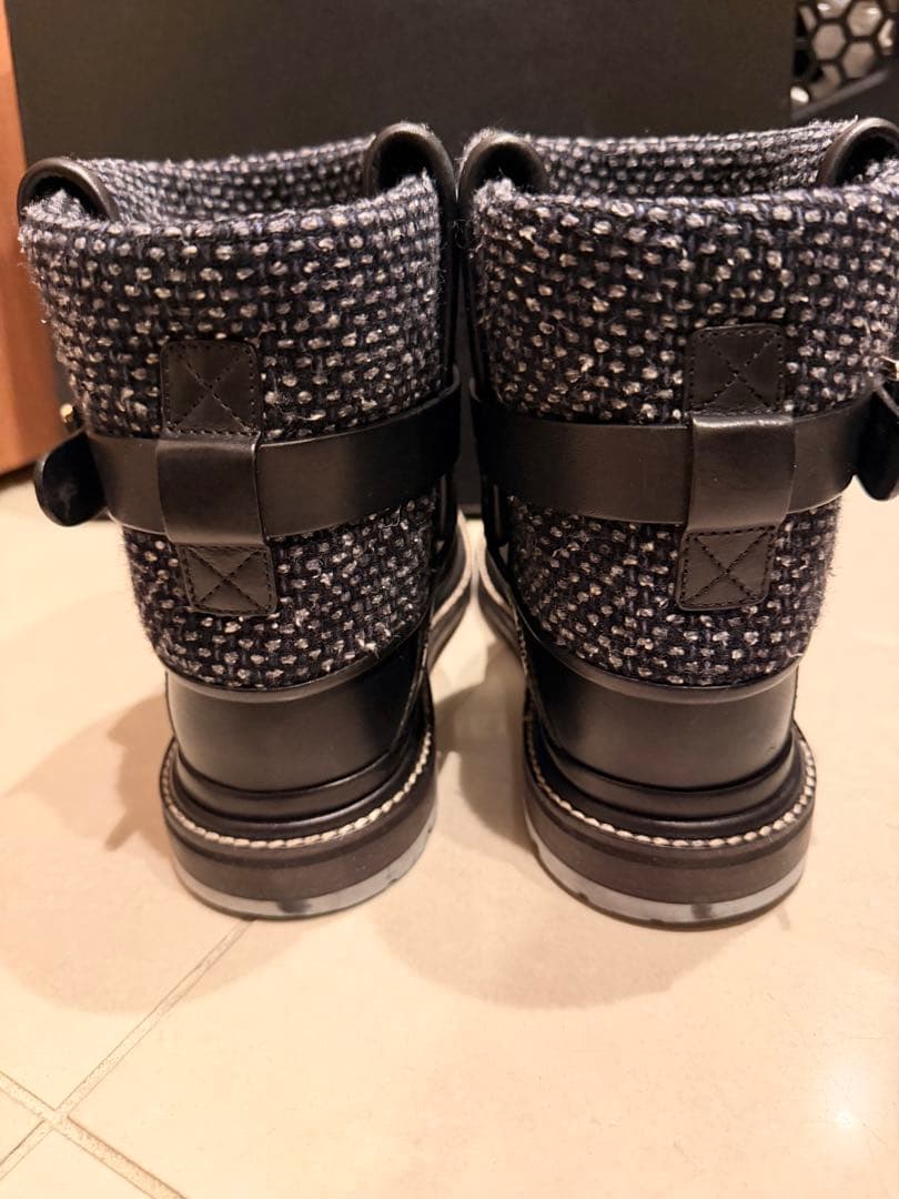 CHANEL エンジニアバックル付きブーツ ブラック/グレー