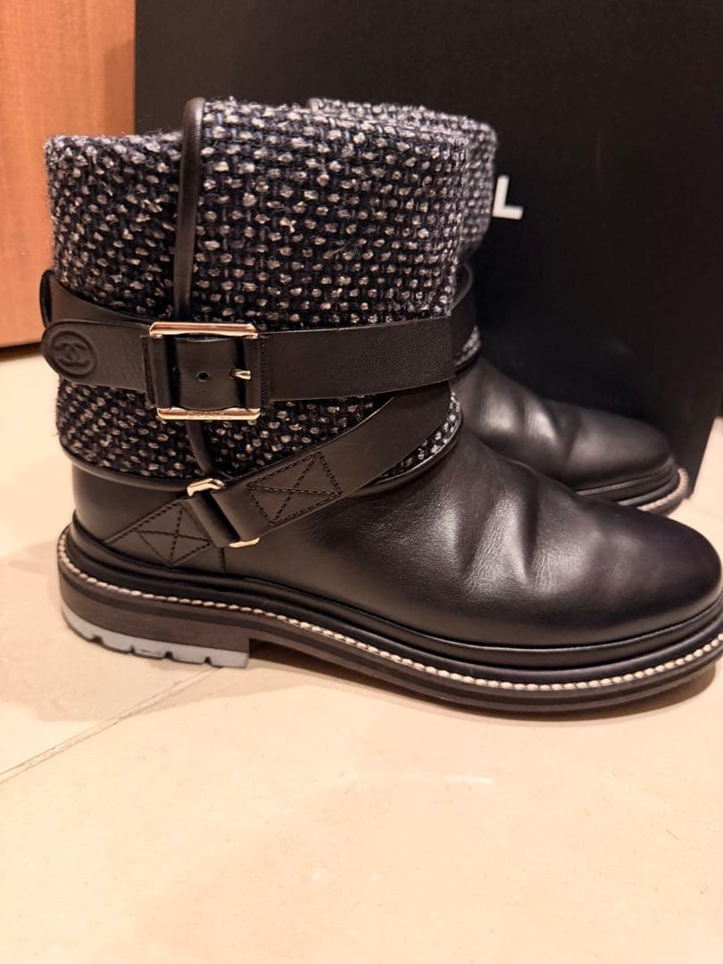 CHANEL エンジニアバックル付きブーツ ブラック/グレー