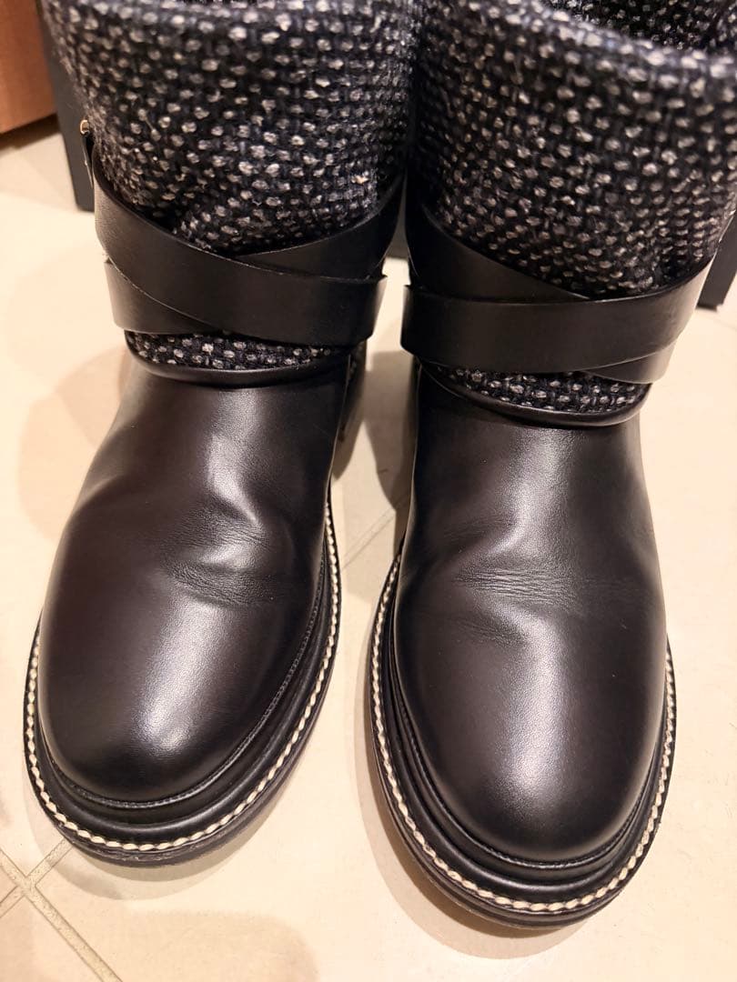 CHANEL エンジニアバックル付きブーツ ブラック/グレー