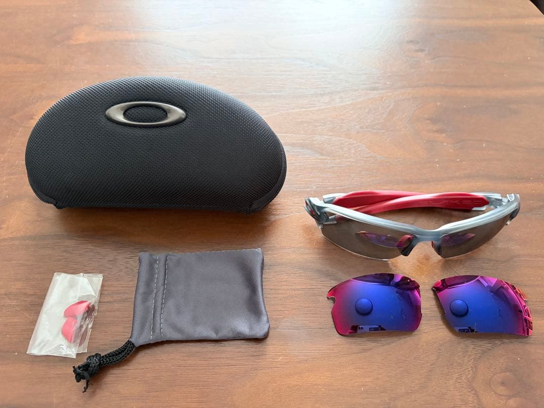 OAKLEY　サングラス 黒×赤　ケース、交換レンズ付
