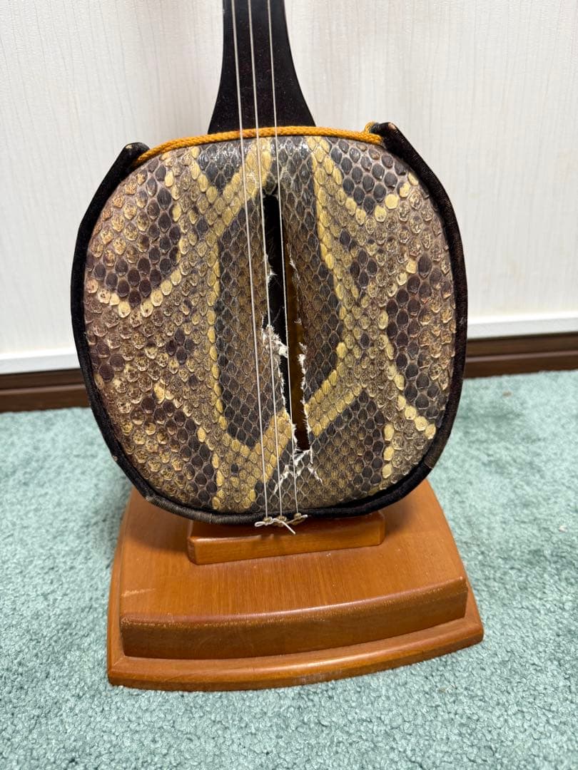 現状品　ジャンク　三線 本皮使用 ケース付き　破れあり 沖縄　修理・部品取りに