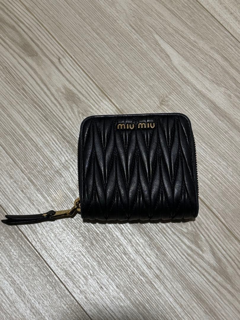 miu miu 黒 レザー 二つ折り財布