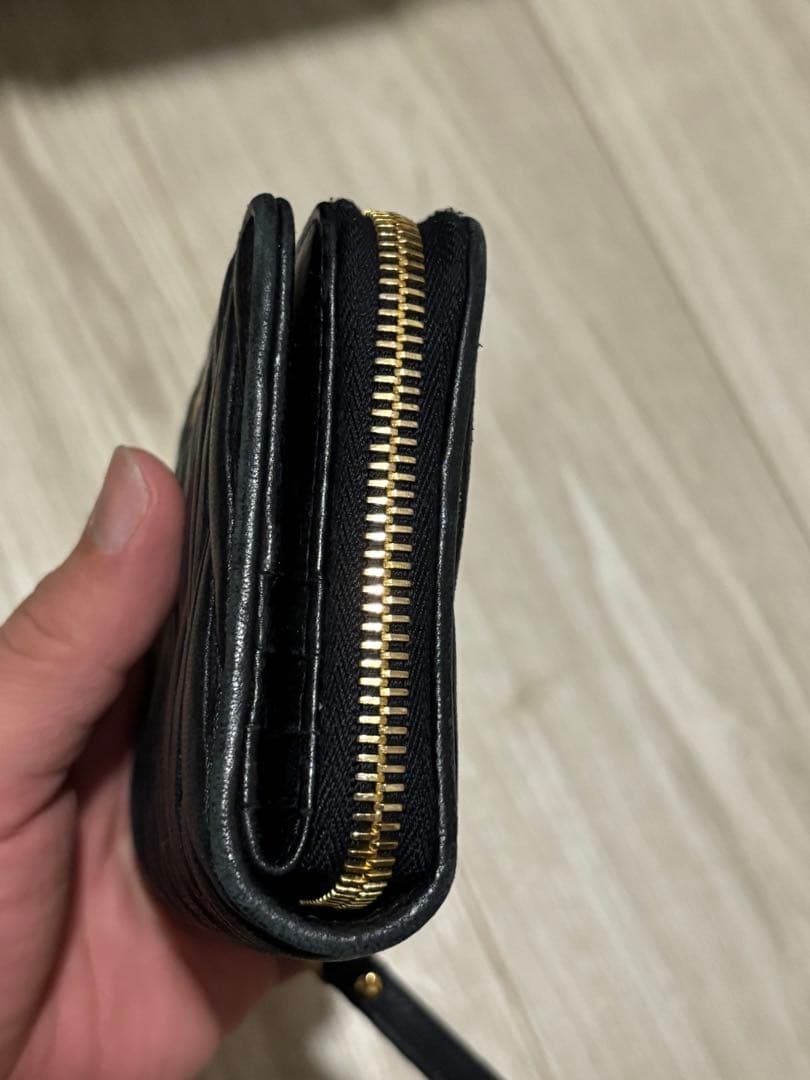 miu miu 黒 レザー 二つ折り財布