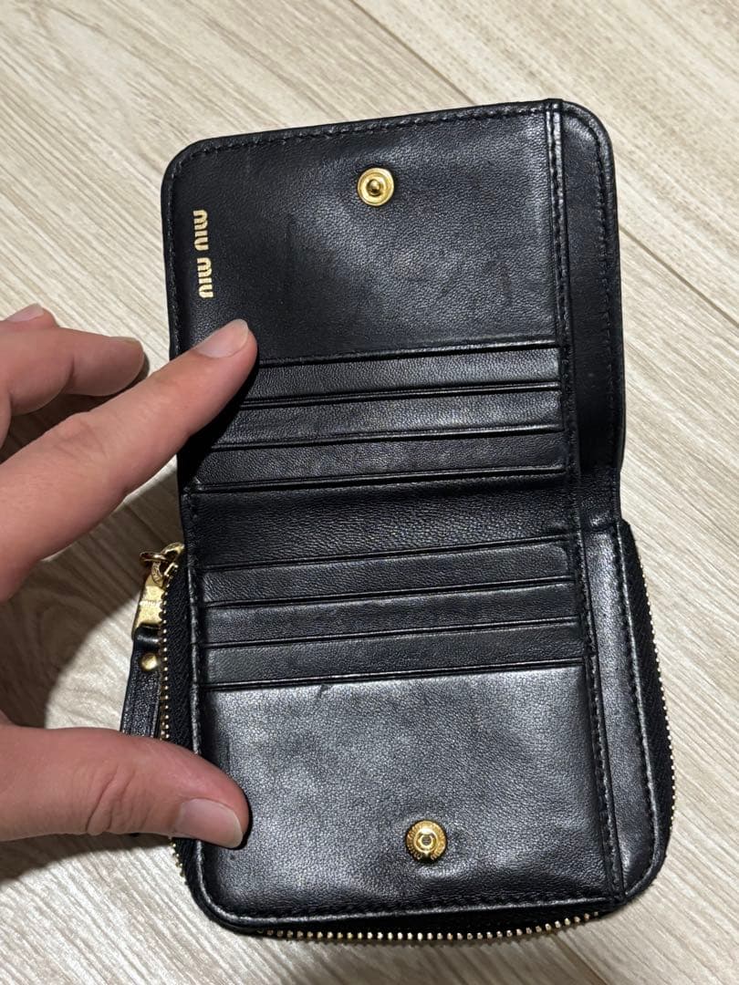 miu miu 黒 レザー 二つ折り財布