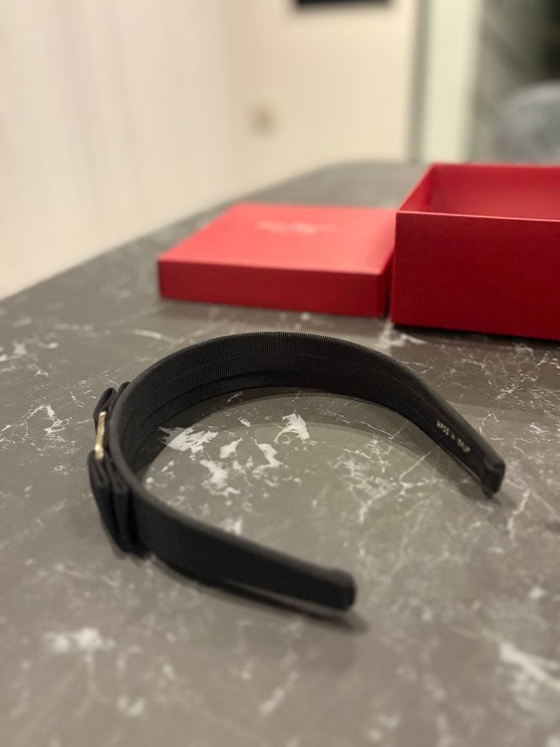 フェラガモ　Ferragamo ブラックリボンカチューシャ 箱付き