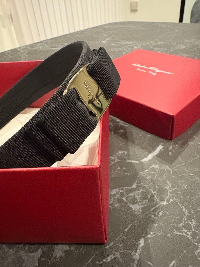 フェラガモ　Ferragamo ブラックリボンカチューシャ 箱付き