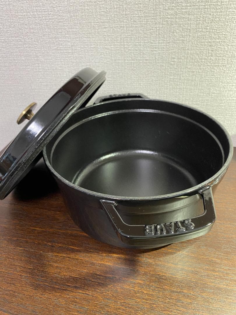 STAUB ラウンドココット22cm 2.6L シャイニーブラック/真鍮製取っ手