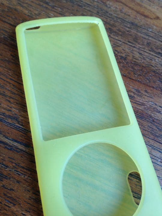 5世代iPod nano 8GB(黄色いシリコンケース・充電器・イヤホン付き)
