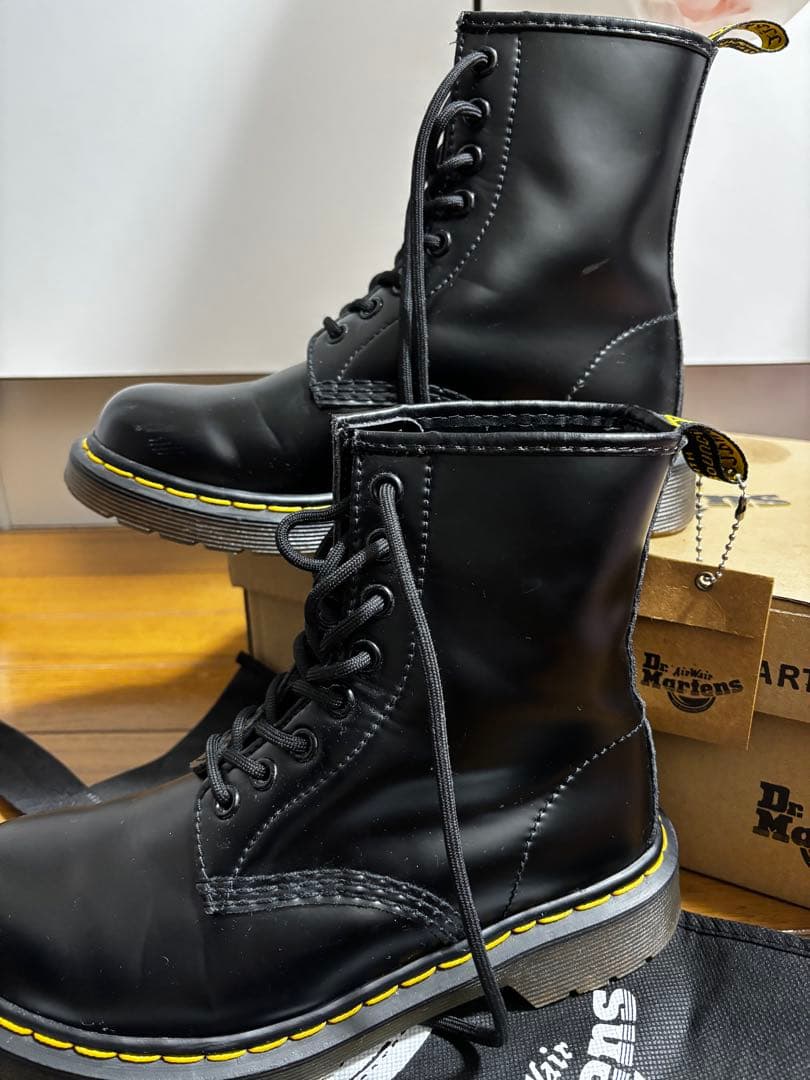 Dr. Martens ブラックブーツ イエローステッチ