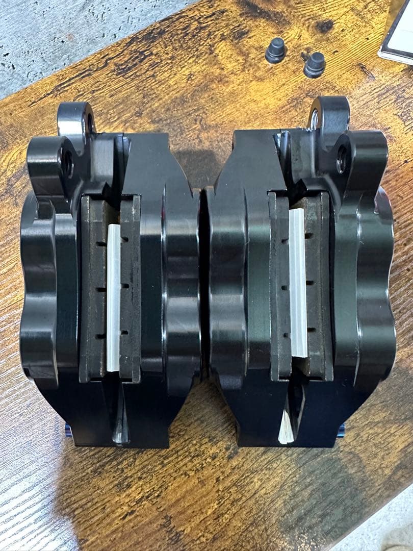 brembo艶ブラックアルマイトレッドロゴ 左右セット(チタンボルトカスタム)