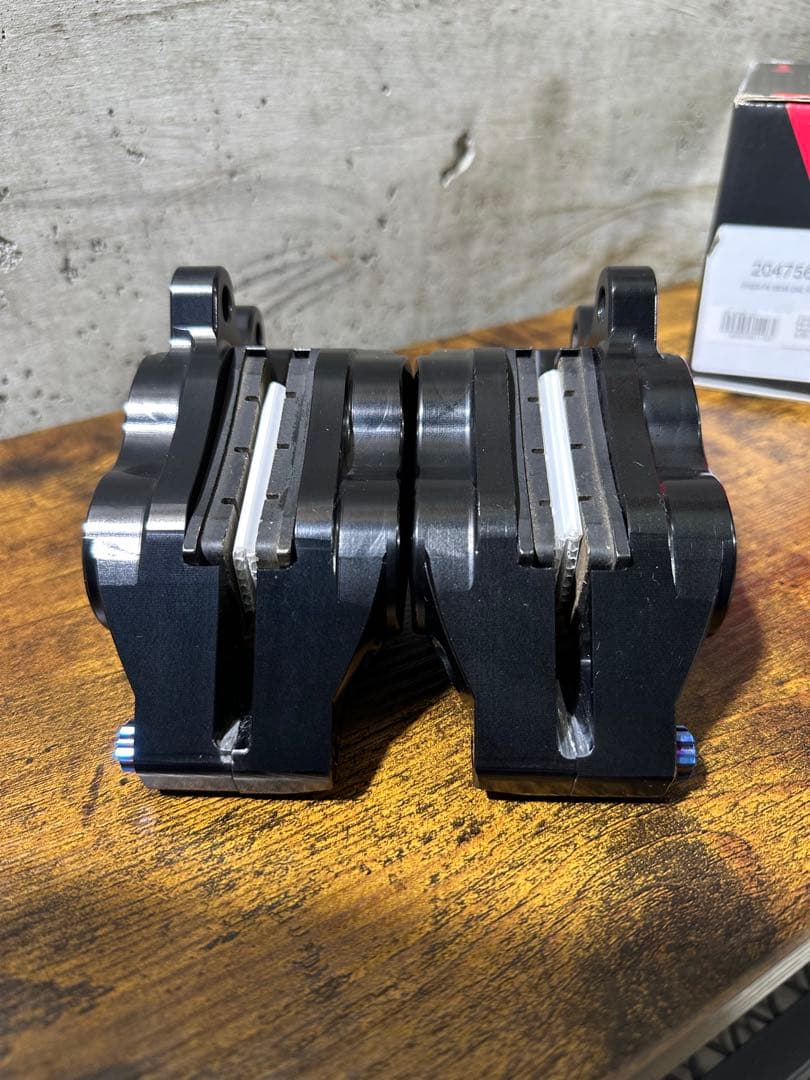 brembo艶ブラックアルマイトレッドロゴ 左右セット(チタンボルトカスタム)