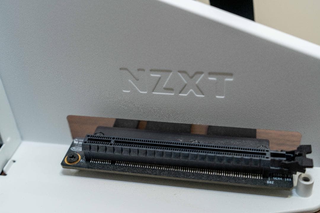 NZXT 垂直型GPUホルダー&ライザーケーブル(PCIE4.0x16ホワイト)