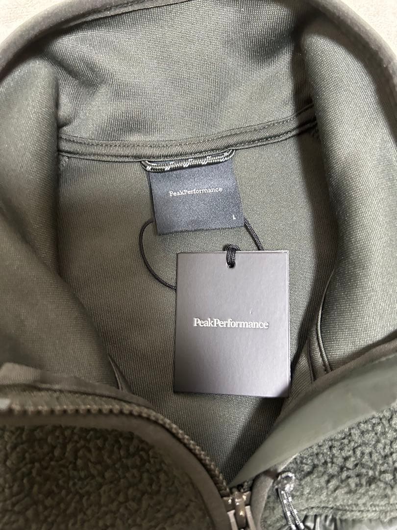 Peak Performance オリーブ　フリースベスト