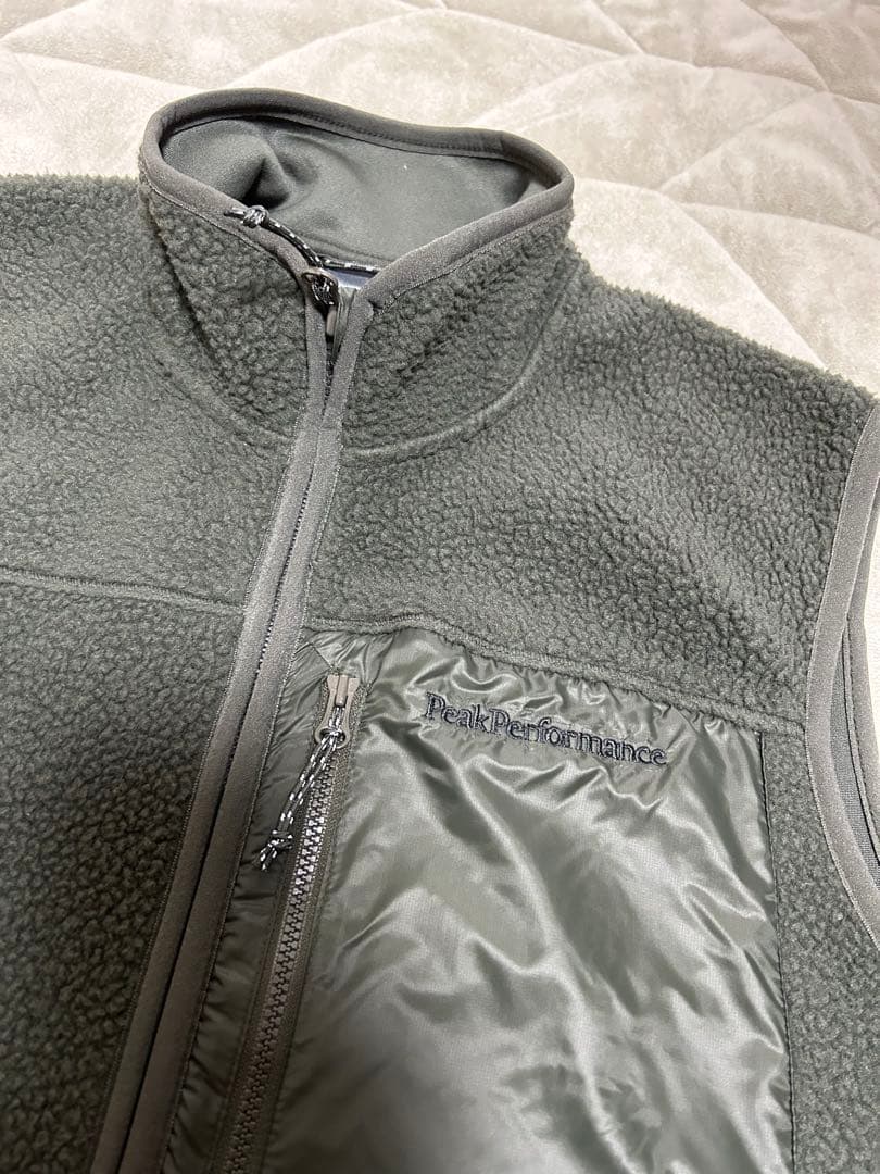 Peak Performance オリーブ　フリースベスト