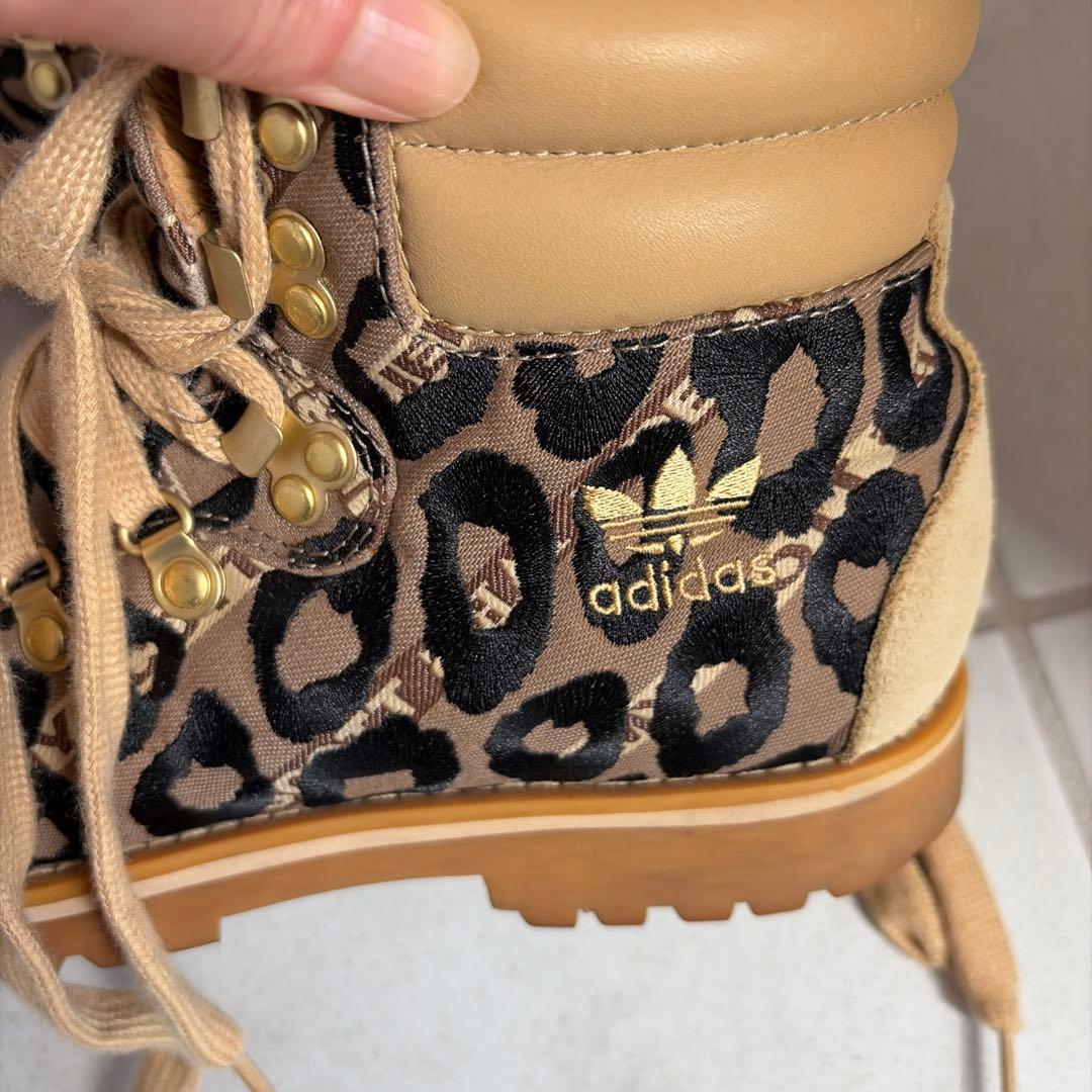 adidas Jeremy Scott ヒョウ柄ブーツ