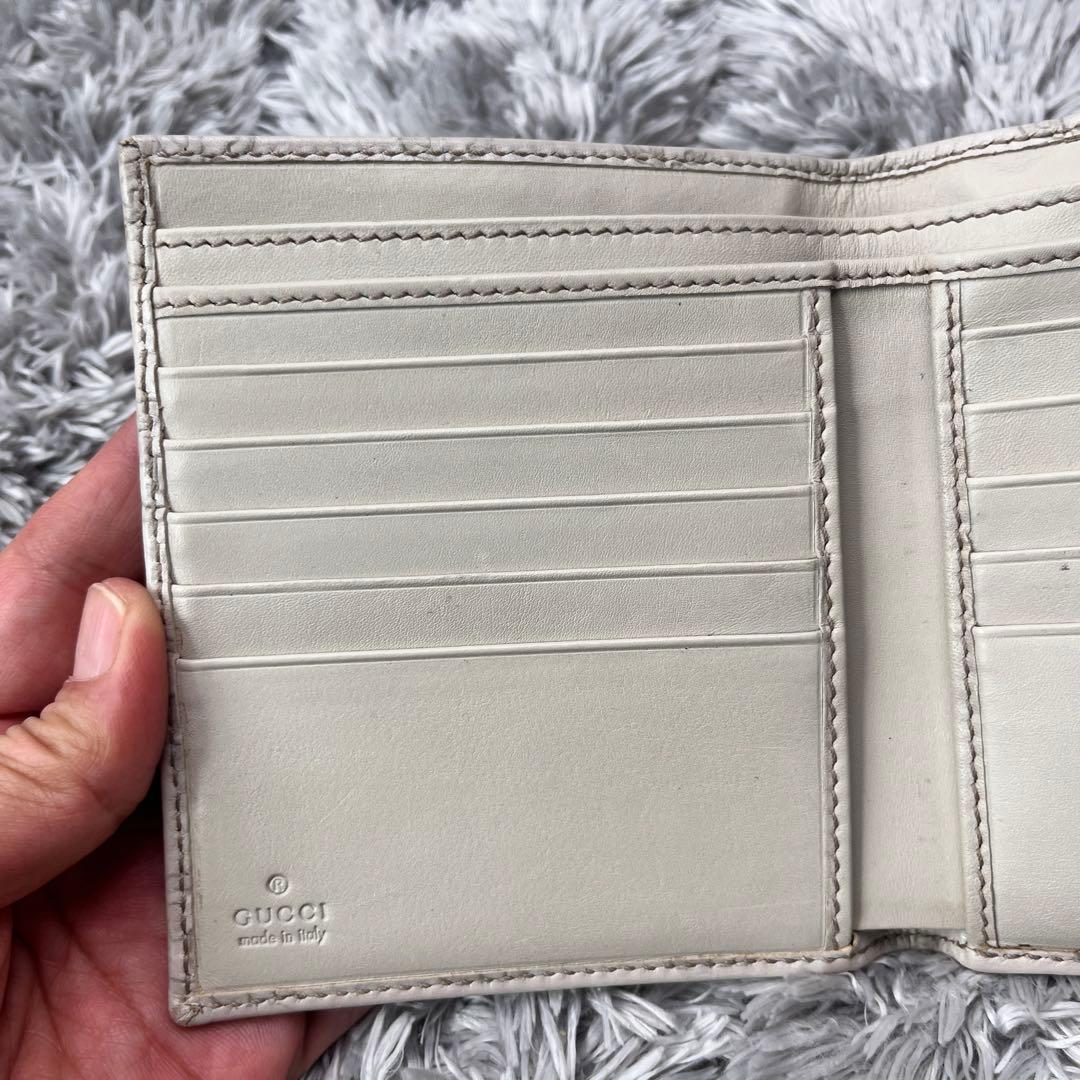 GUCCI シマ　ロゴプレート　折り財布　Wホック　ホワイトグレー