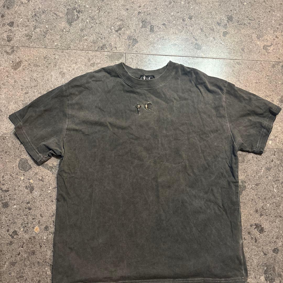 Thug ClubのグレーTシャツと黒ファーニット帽セット