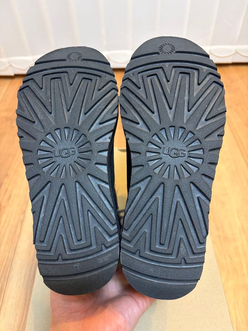UGG W Mini Bailey Button ブラック 6