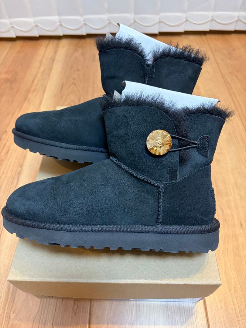 UGG W Mini Bailey Button ブラック 6