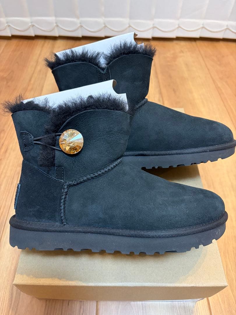 UGG W Mini Bailey Button ブラック 6