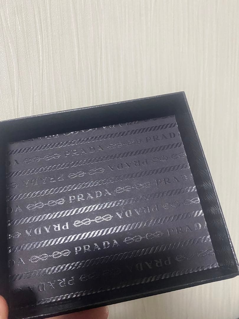 ✨未使用級✨ プラダ サフィアーノ レザー二つ折り財布 シルバーリボン PRAD