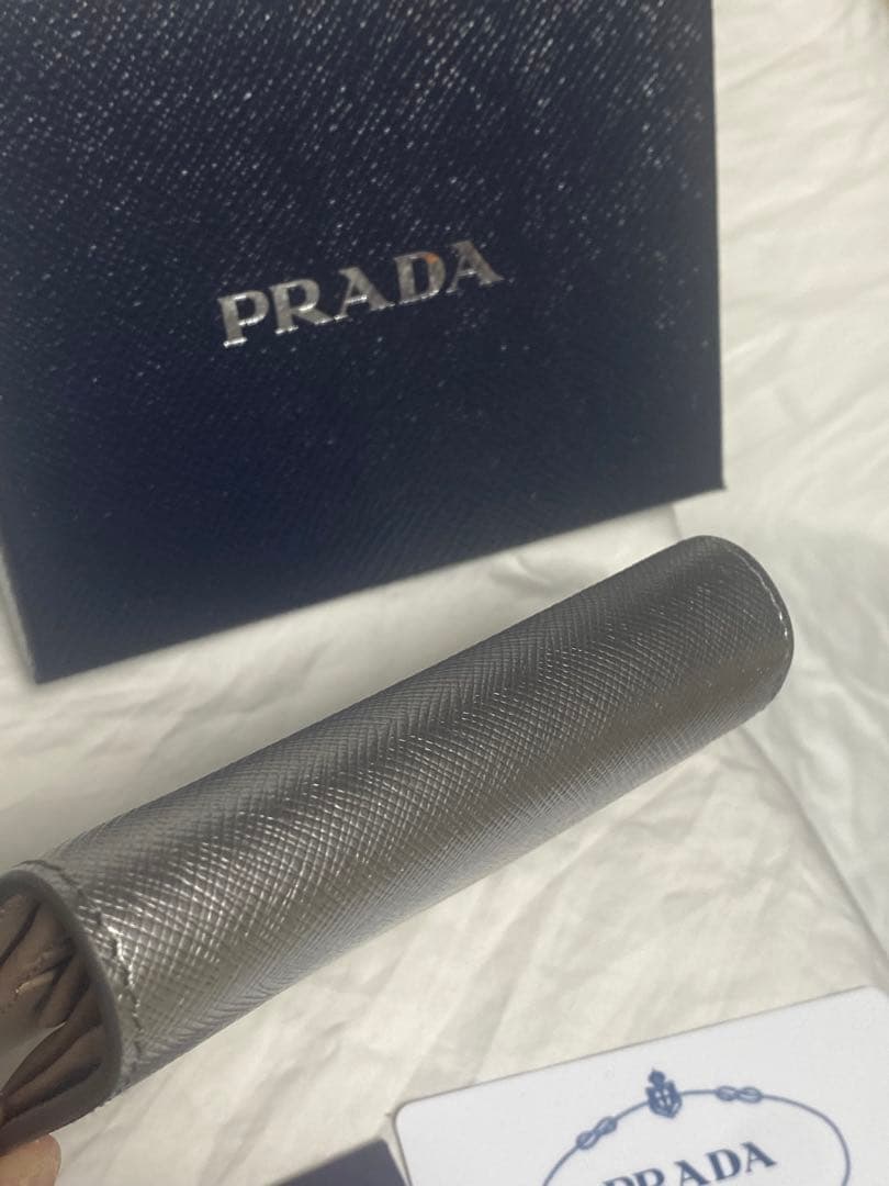 ✨未使用級✨ プラダ サフィアーノ レザー二つ折り財布 シルバーリボン PRAD