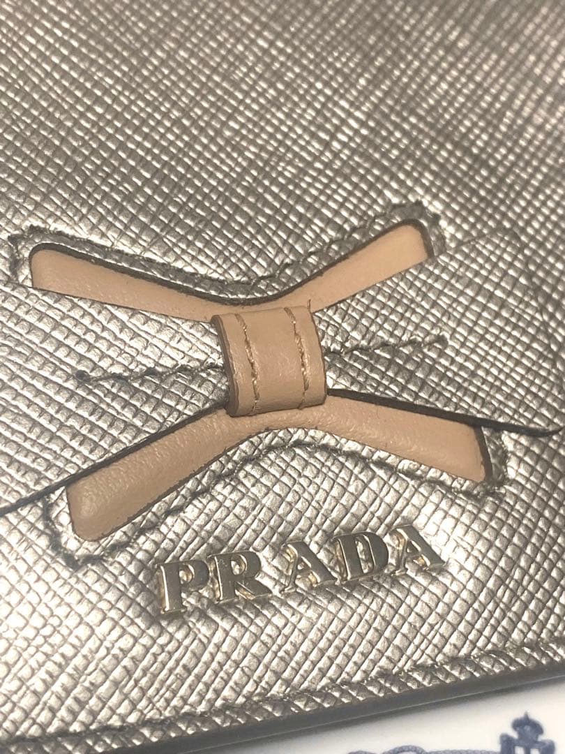 ✨未使用級✨ プラダ サフィアーノ レザー二つ折り財布 シルバーリボン PRAD