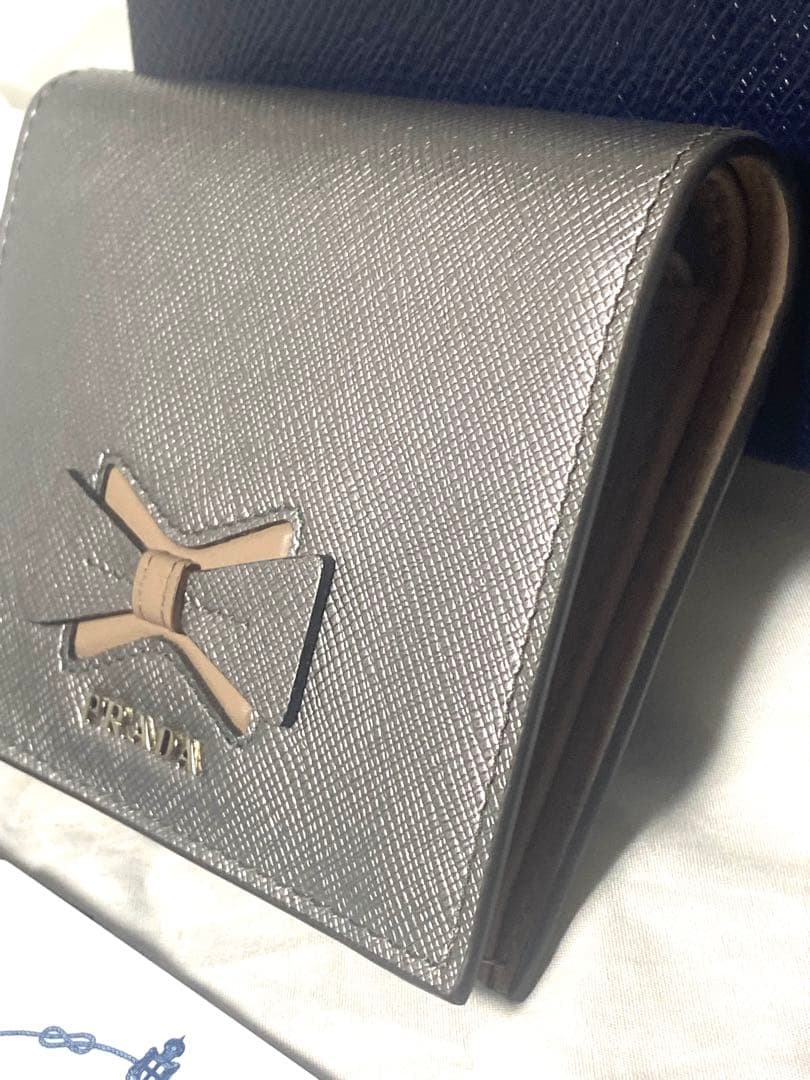 ✨未使用級✨ プラダ サフィアーノ レザー二つ折り財布 シルバーリボン PRAD