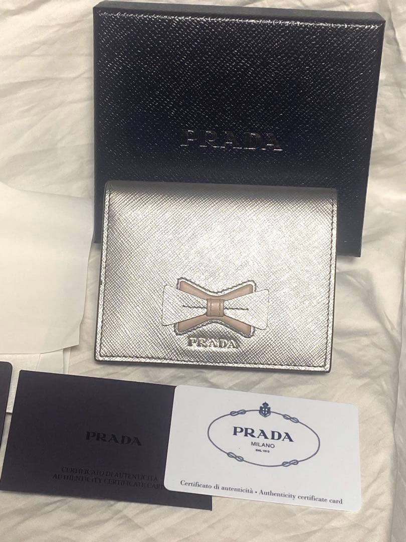 ✨未使用級✨ プラダ サフィアーノ レザー二つ折り財布 シルバーリボン PRAD