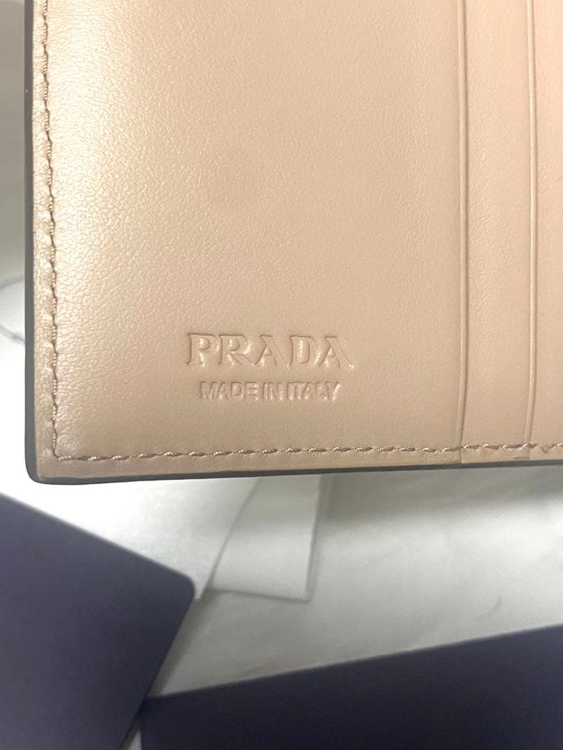 ✨未使用級✨ プラダ サフィアーノ レザー二つ折り財布 シルバーリボン PRAD