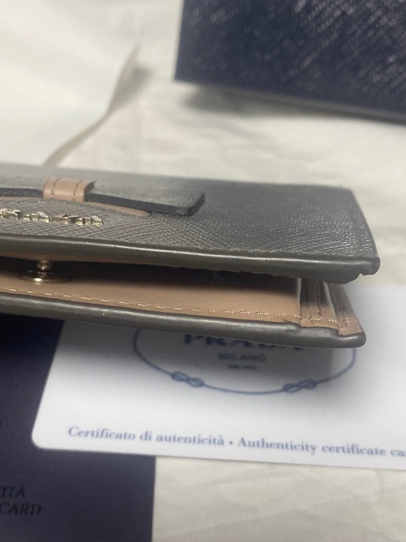 ✨未使用級✨ プラダ サフィアーノ レザー二つ折り財布 シルバーリボン PRAD