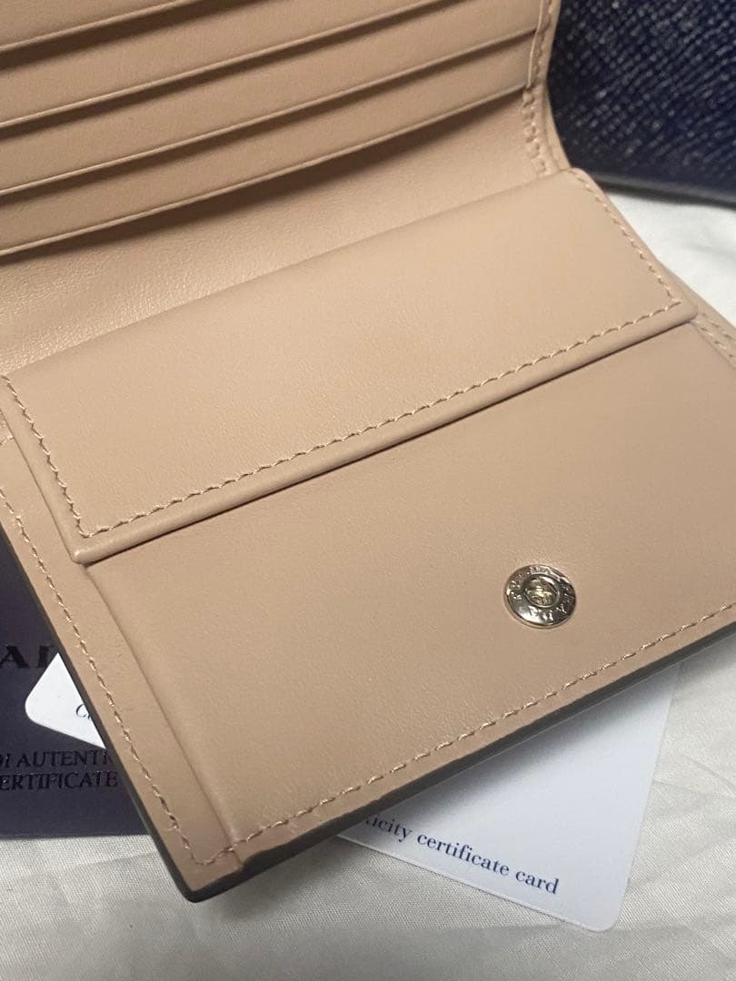 ✨未使用級✨ プラダ サフィアーノ レザー二つ折り財布 シルバーリボン PRAD