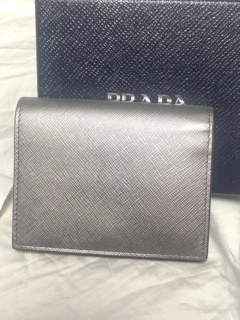 ✨未使用級✨ プラダ サフィアーノ レザー二つ折り財布 シルバーリボン PRAD