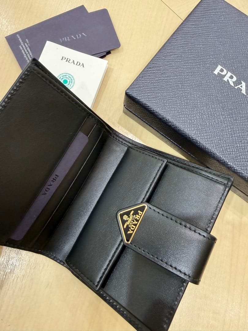 PRADA ブラック　二つ折り財布