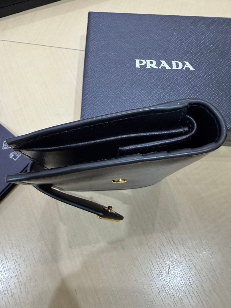 PRADA ブラック　二つ折り財布