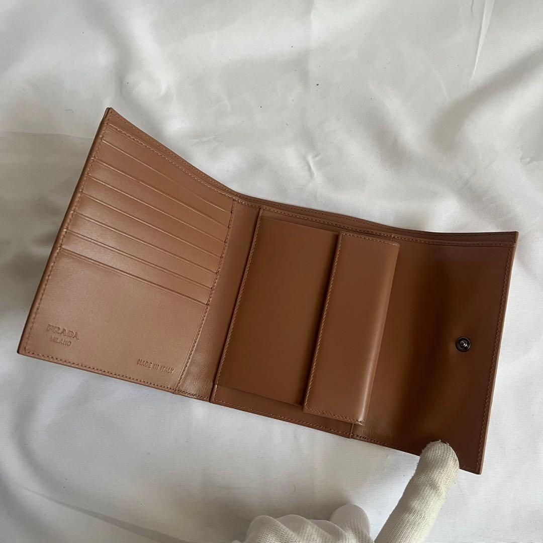 未使用級✨　PRADA 折り財布　財布　レザー　　ブラウンベージュ系
