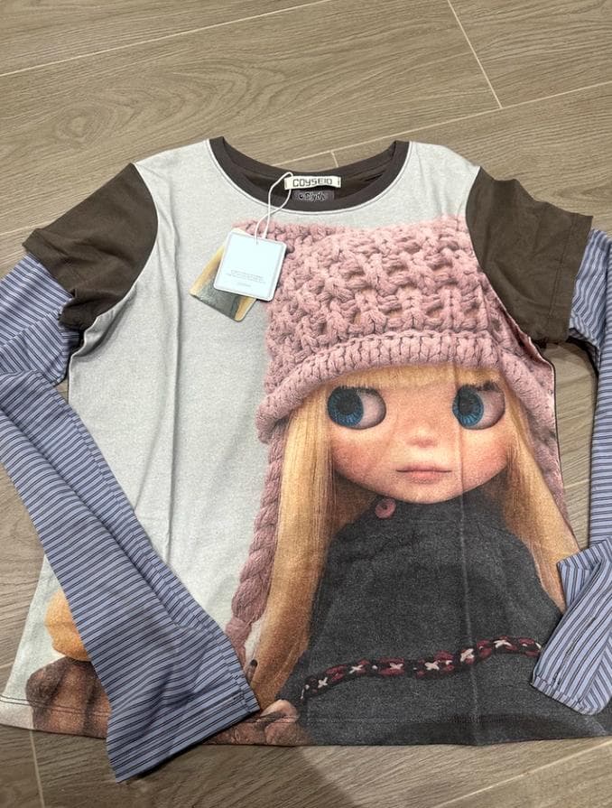 COYSEIO x BLYTHE ドールプリント ストライプ 長袖Tシャツ