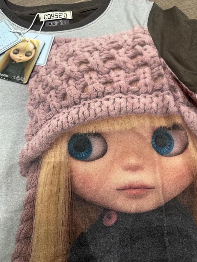 COYSEIO x BLYTHE ドールプリント ストライプ 長袖Tシャツ
