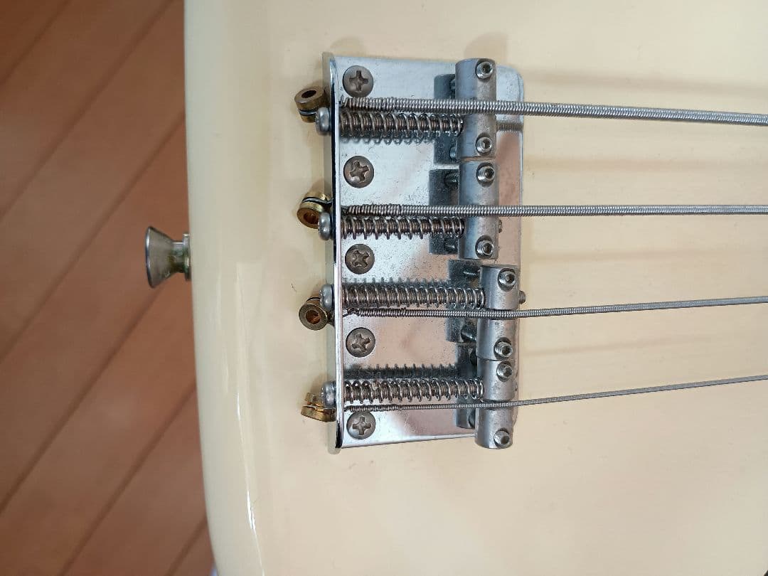 Fender Precision Bass アイボリー