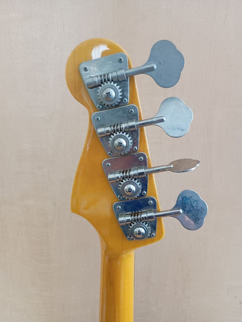 Fender Precision Bass アイボリー