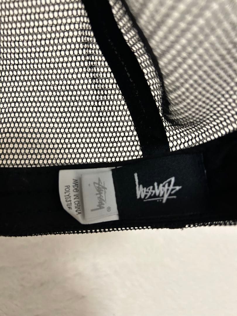 Stussy トラッカーキャップ ホワイト/ブラック