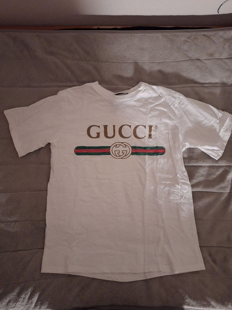 GUCCI ホワイト Tシャツ ロゴ入り