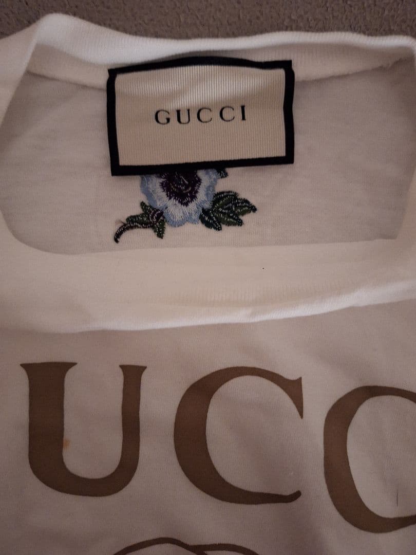 GUCCI ホワイト Tシャツ ロゴ入り