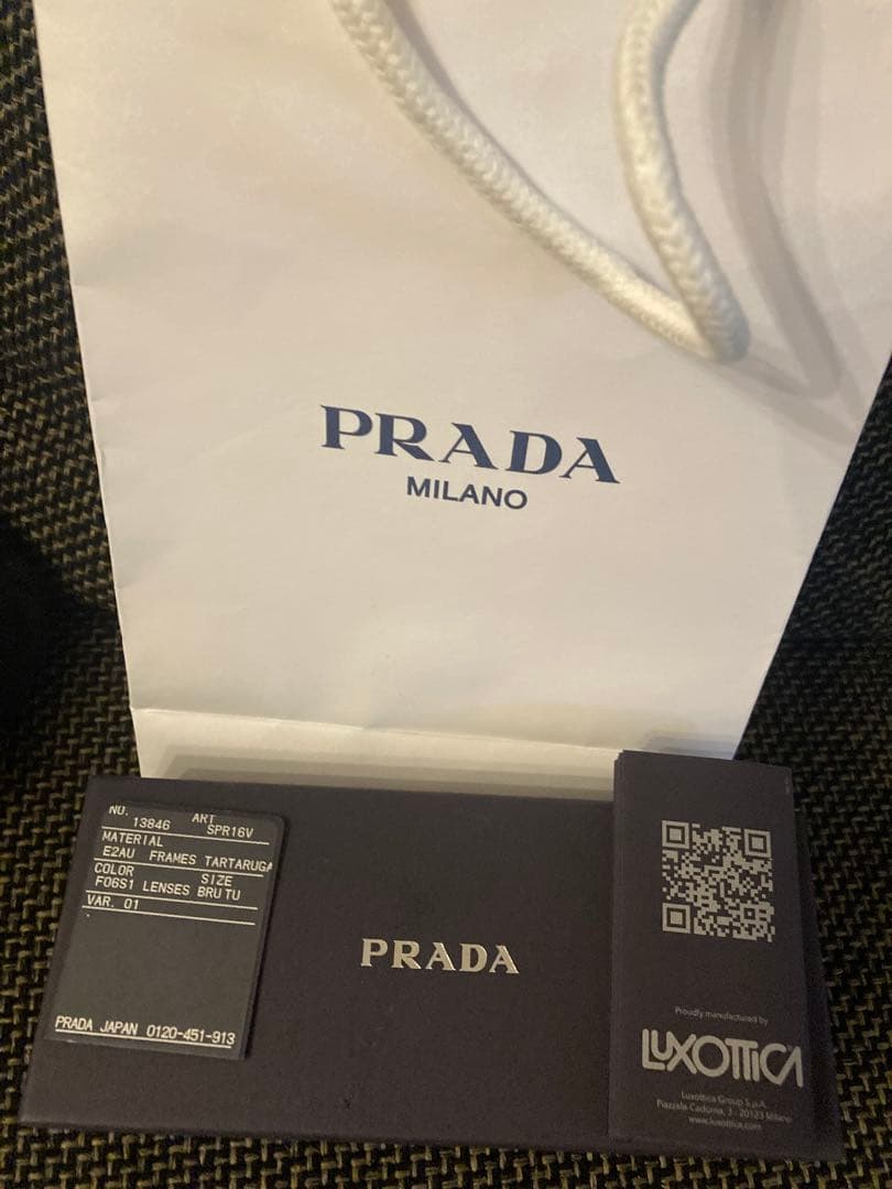 PRADA ブラックサングラス