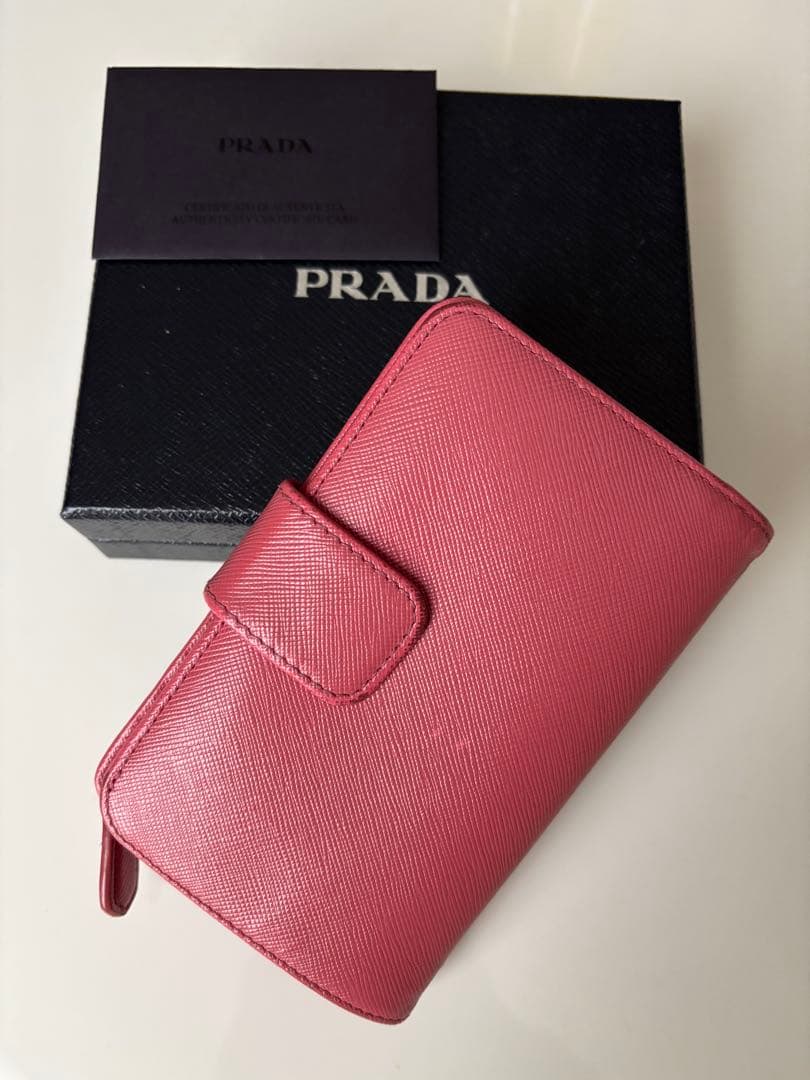 PRADA ピンク 二つ折り財布【最終価格】