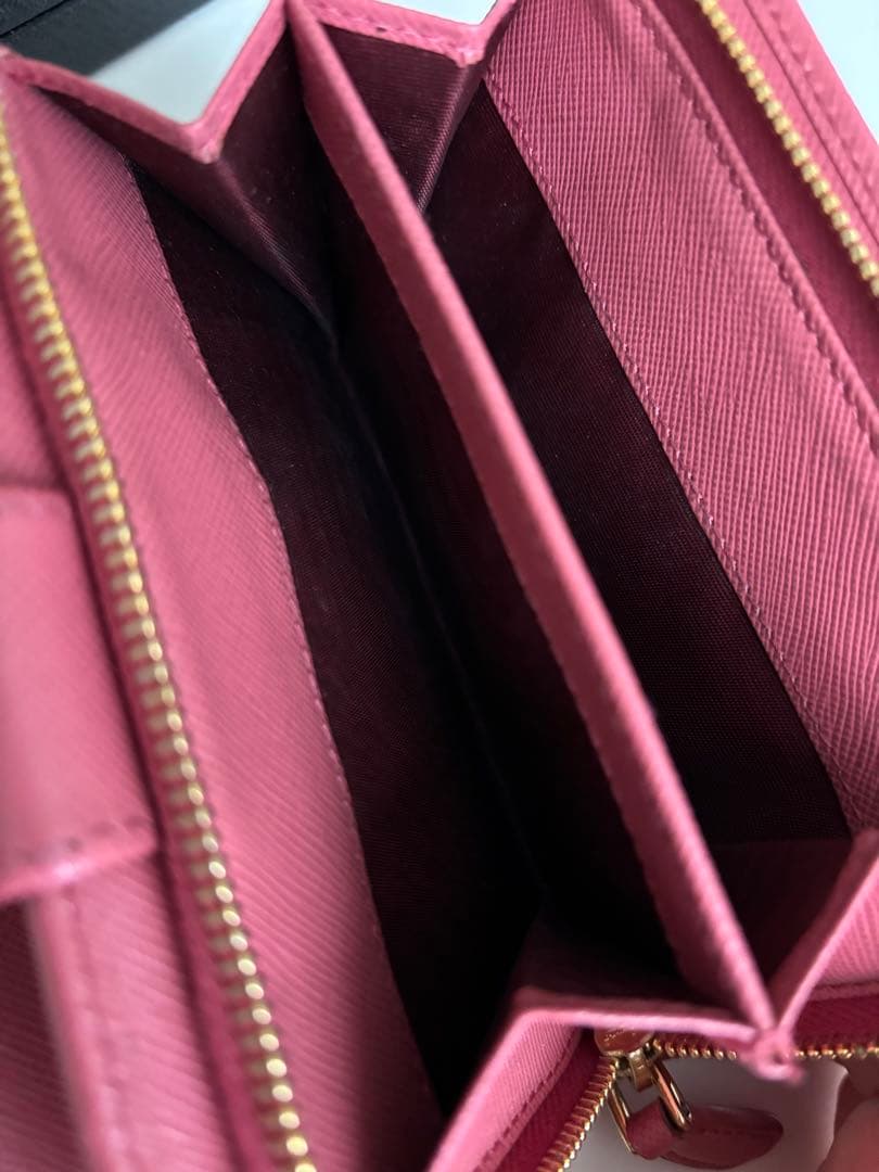 PRADA ピンク 二つ折り財布【最終価格】