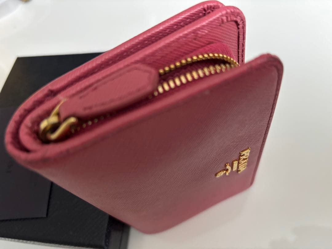 PRADA ピンク 二つ折り財布【最終価格】