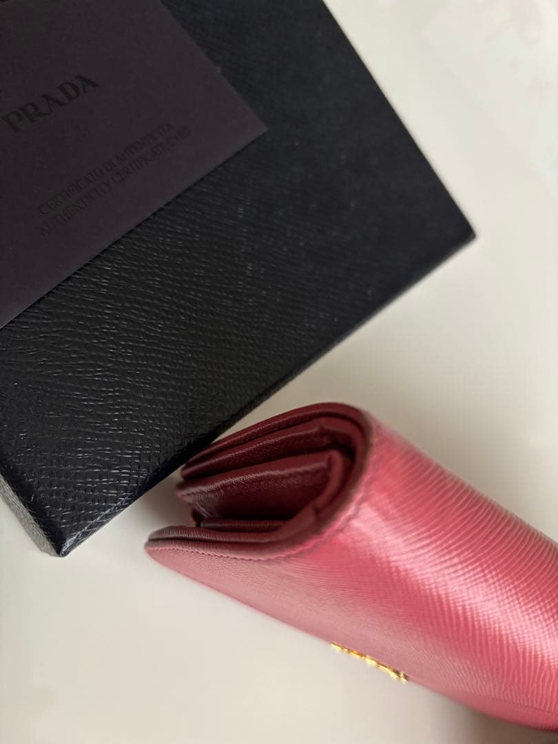 PRADA ピンク 二つ折り財布【最終価格】